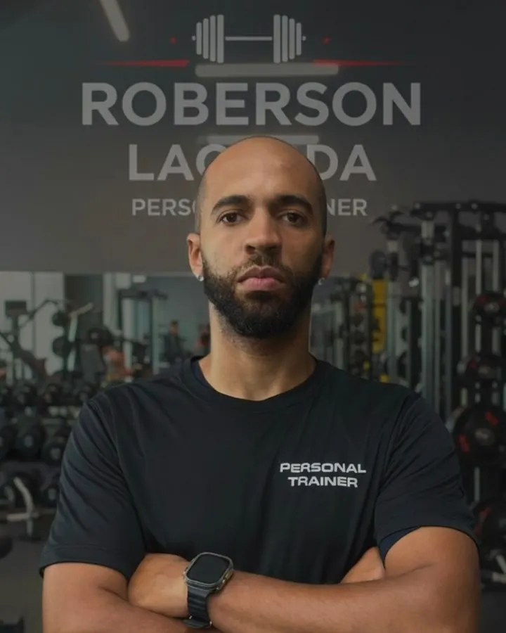 Retrato de personal trainer na academia