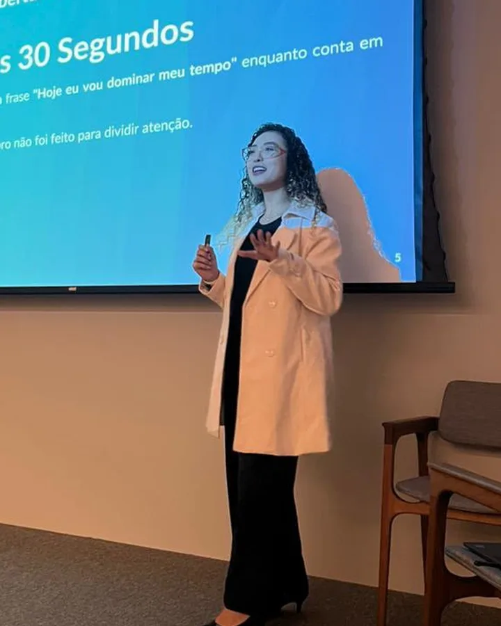 Isabella Lacerda conduzindo uma palestra sobre produtividade para uma equipe