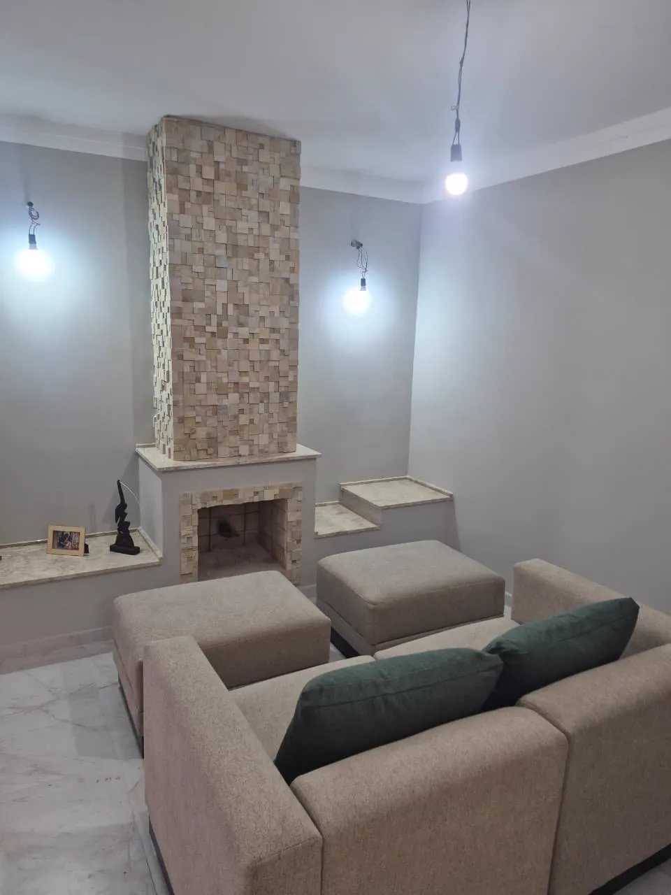 Sala com sofá e pufes, outro ângulo