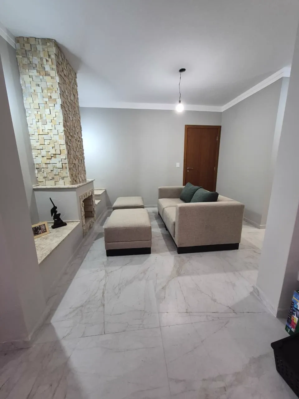 Sala com sofá e pufes