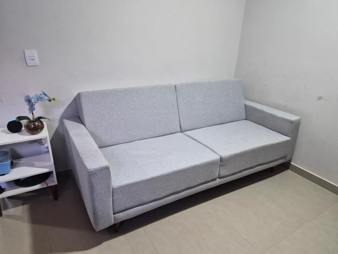 O mesmo sofá depois da reforma pela Renovo