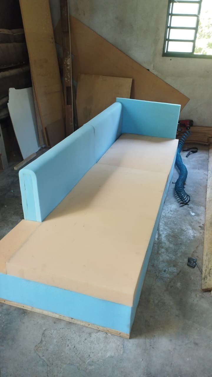 Sofá em fabricação com espuma aplicada sobre a estrutura