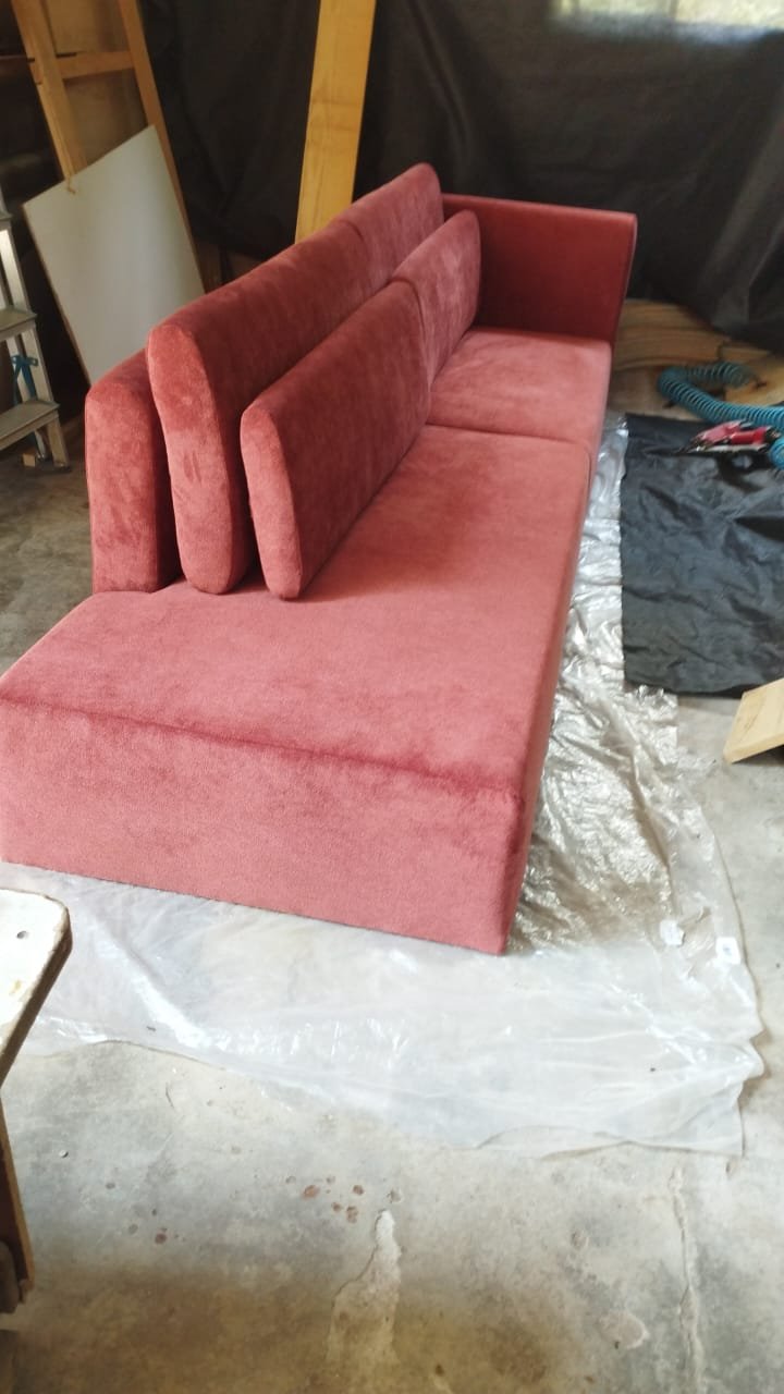 Sofá vermelho pronto, com almofadas de encosto