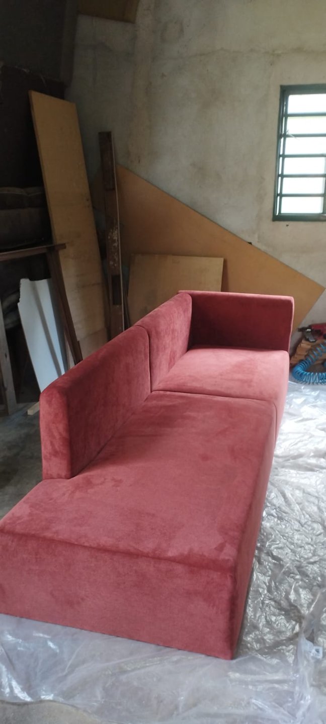 Sofá revestido em suede vermelho, ainda sem almofadas